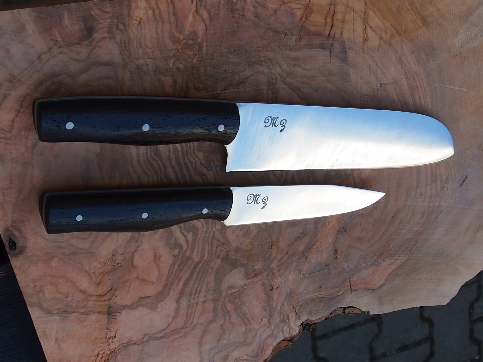 Santoku + střední kuchyňáček z nerezovky N690 , střenky Wenge, modrá G10 a nerez piny - mají majitele( dárková sada )