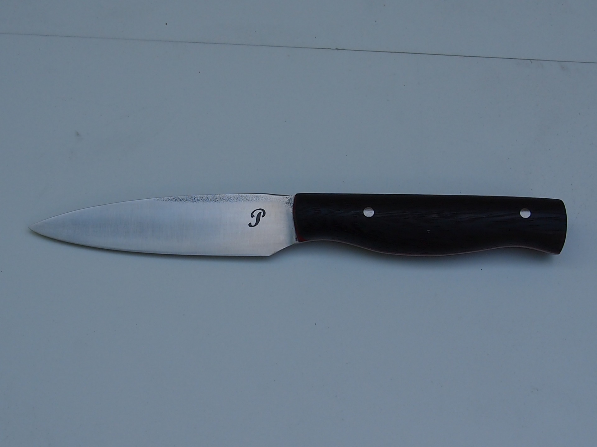 Nerez N690 , v kombinaci s wenge a červenou G10 , celková délka 21 cm , má majitele