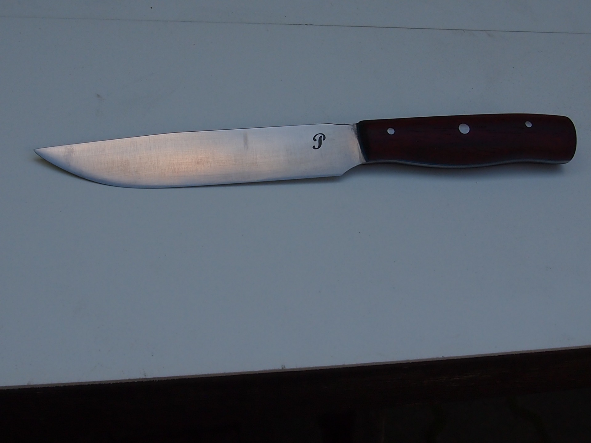 Nerezovka N690 , tenký řezivý nůž (1,8 mm tloušťka), střenka padouk v kombinaci s modrou G10, celková délka 25 cm , má majitele
