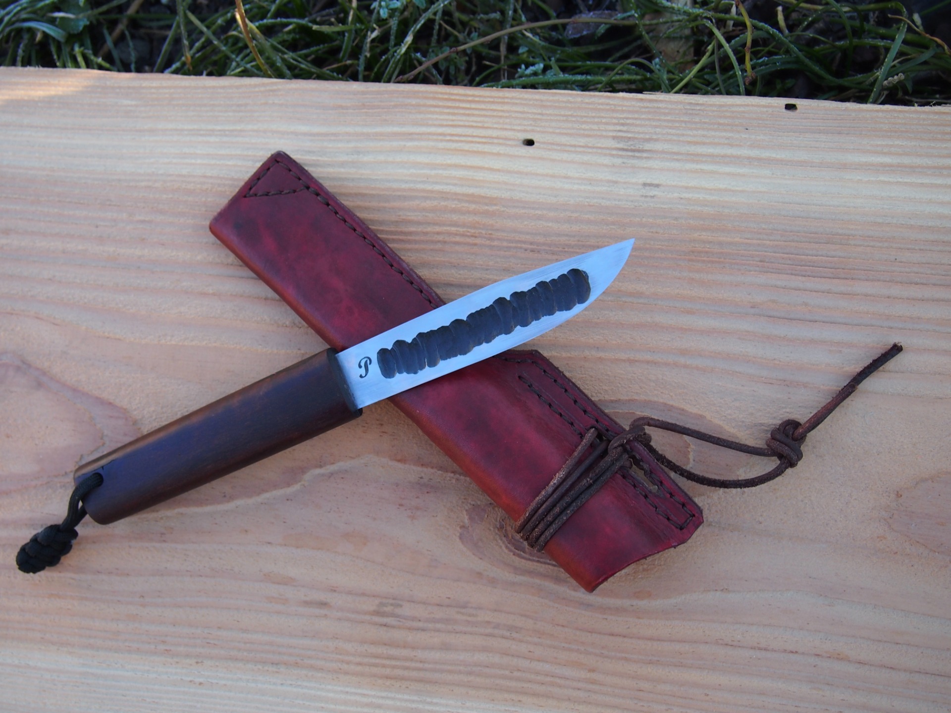 Yakut knife - překovaná pružina, střenka z třešně .Má majitele.