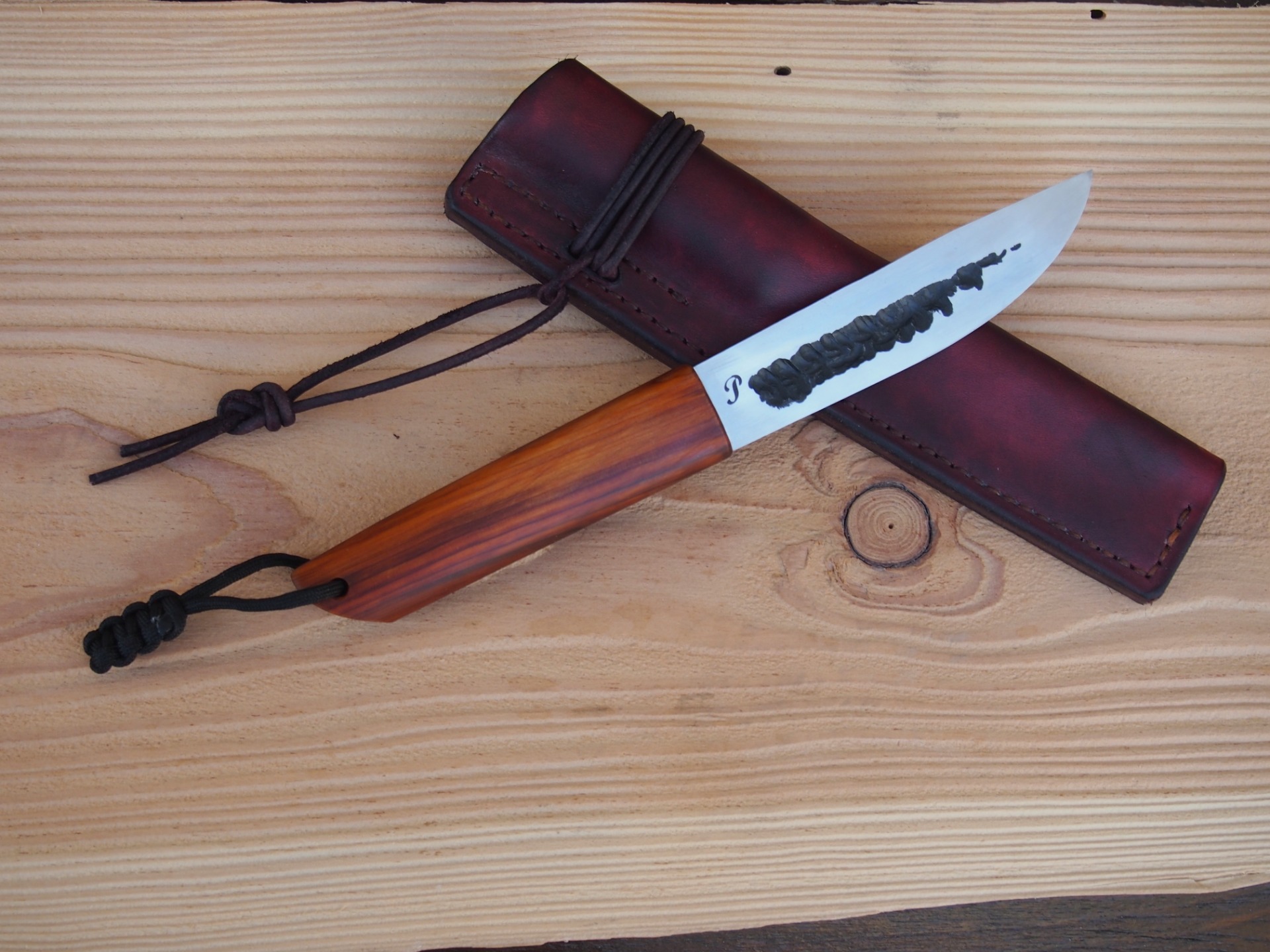 Yakut knife - překovaná pružina, střenka z Thuje. Má majitele.