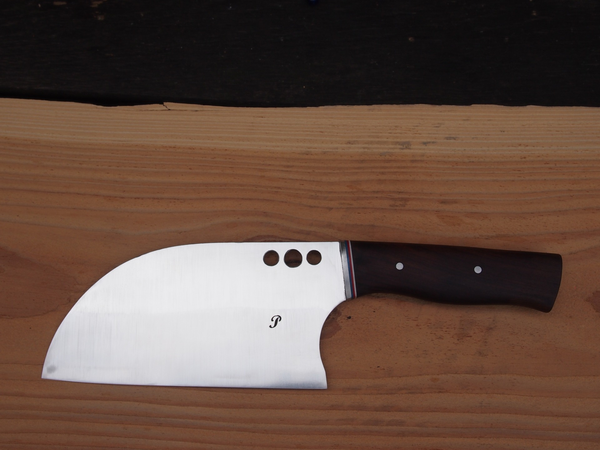 Almazan z N690 Bohler, střenka kombinace nerezovky, trikolóra G10 a Palisandr Santos - má majitele.