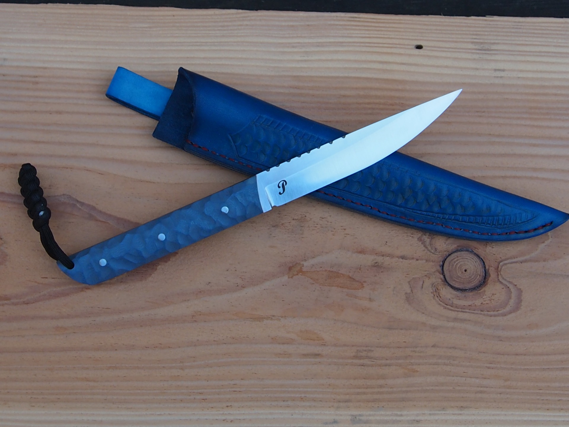 Žihadlo - nerezová N690 s fileworkem, střenka šedá G10 podlepená oranžovou G10 , pouzdro hovězí useň 4 mm.
