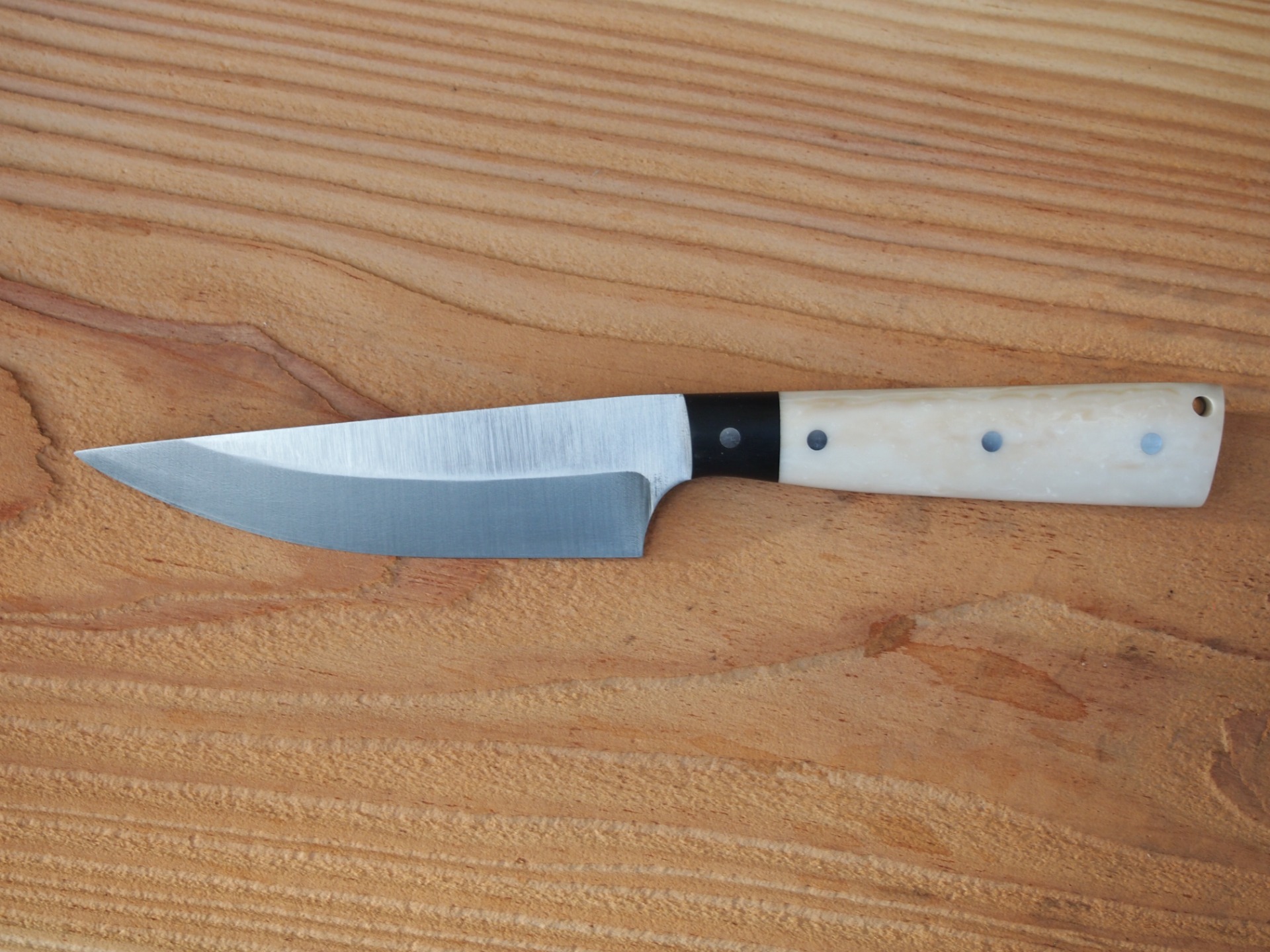 Nůž jak do lesa, tak do kuchyně - leptaná přeleštěná nerezovka  N690 , na střence Corian .Celková délka cca. 22,5 cm .