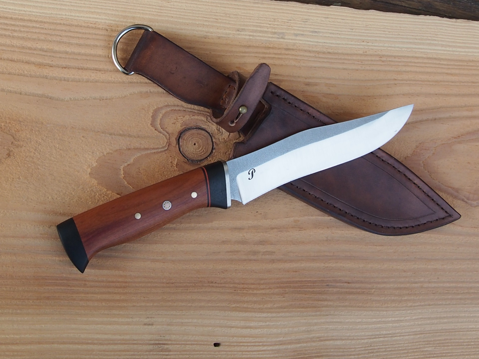 Bushcraft - N 690, kombinovaná střenka - nerez, eben, fíbr, šbestka, eben . Pouzdro z hověziny 3,5 mm.