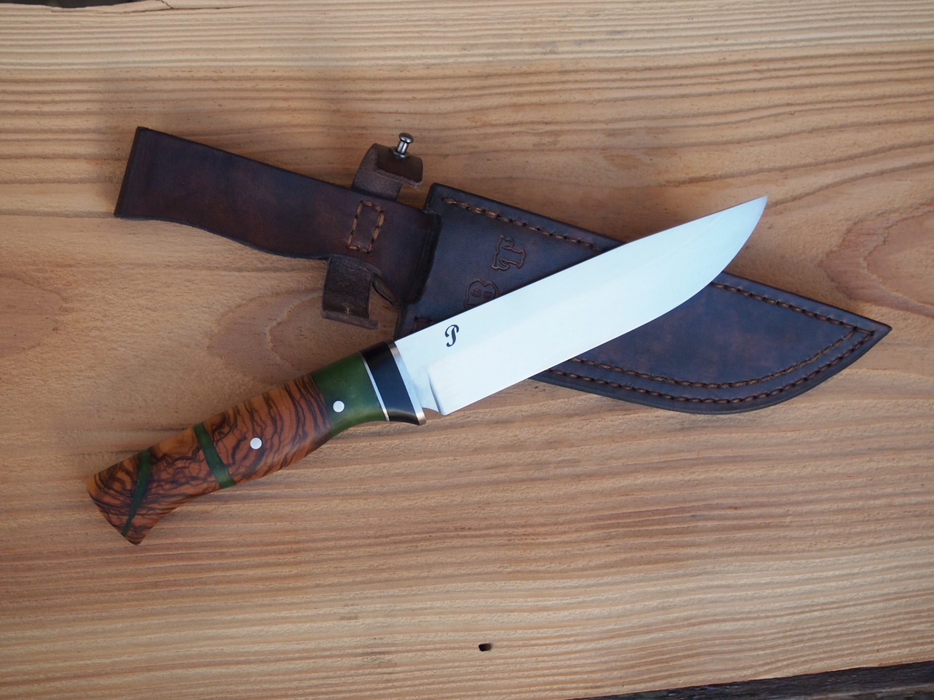 Bushcraft  - ocel AEB-L , kalena na 60 HRC, střenka - nerez, Corian,  stabilizovaná Oliva .Pouzdro z hověziny 3,5 mm.