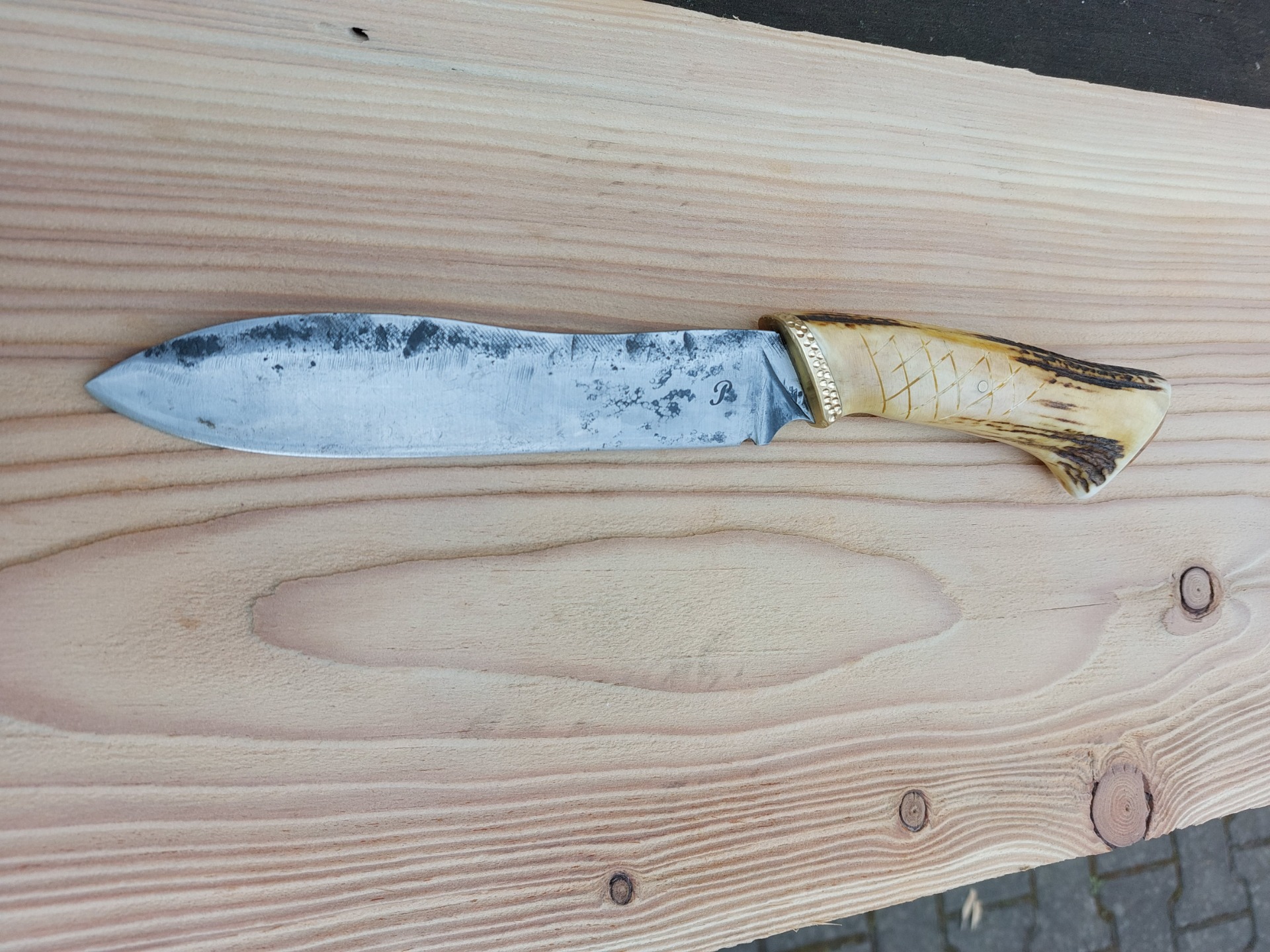 Předělaný můj pracovní nůž ( kovaný z pilníku) - odlehčení rukojeti na trn + střenka z mosazi a parohu .Zátka z olivy ..
