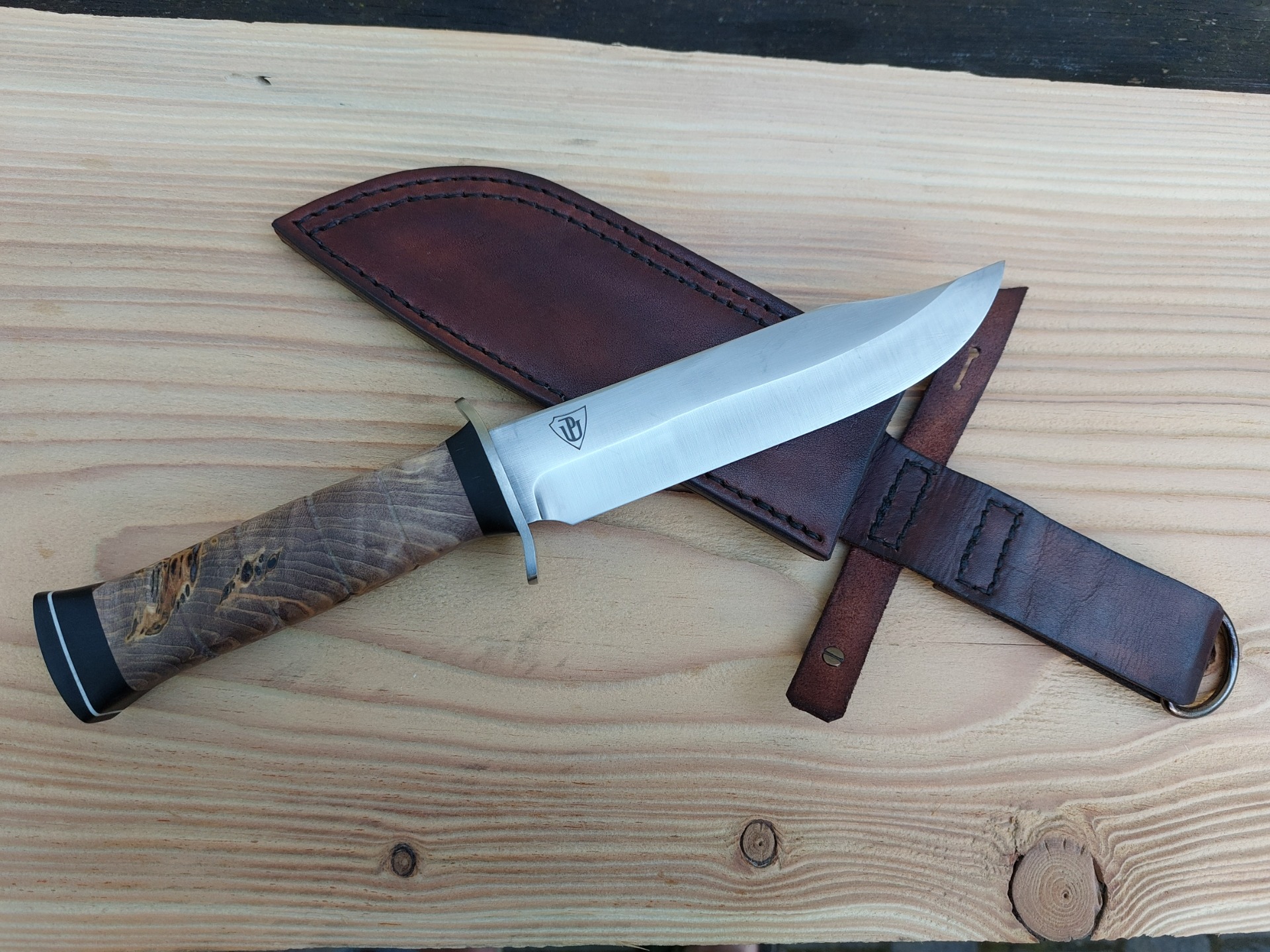 Bushcraft - nerez ocel Elmax, nerez záštita , střenka kombinace Corian a stabilizovaný javor , upevnění na skrýtý trn, staženo matkou.Pouzdro hovězí useň .