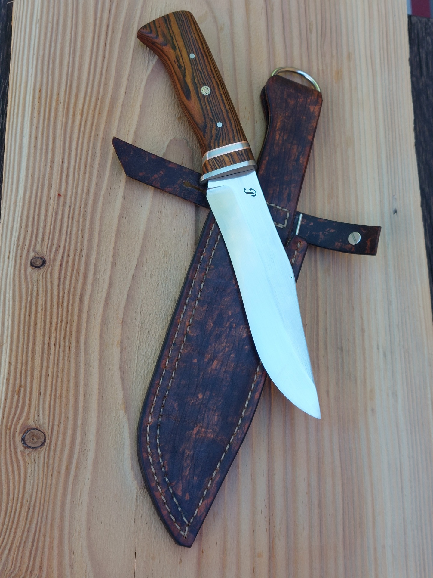 Bushcraft nůž z nerezové oceli ELMAX , rukojeť v kombinaci nerezi, mědi a dřeva Bocote.